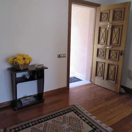Una Casa Con Bosque De Robles