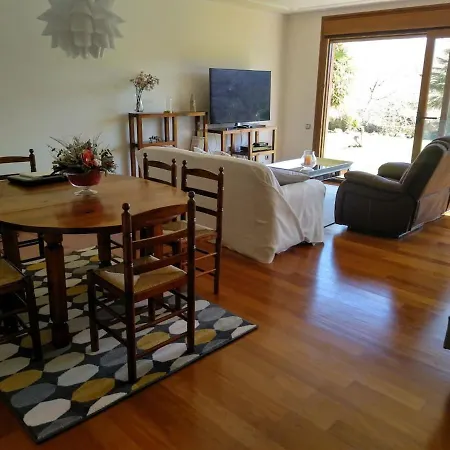 Una Casa Con Bosque De Robles