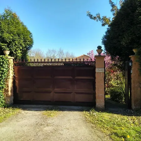 Una Casa Con Bosque De Robles *